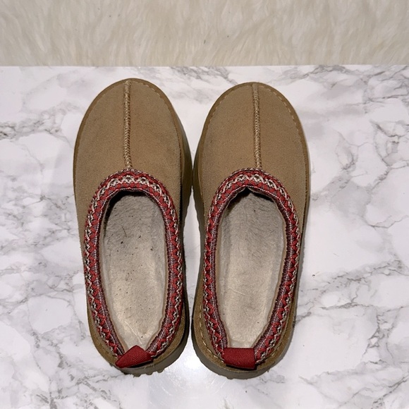 Cozy Tan Slip-On Shoes with Red Trim size 37/6.5-7 - Picture 8 of 10